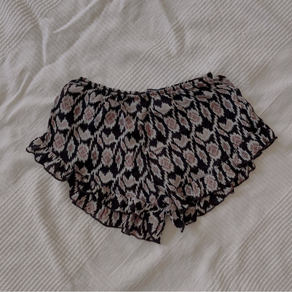 Brandy Melville vodi ruffle shorts